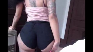 Light skin cam girl showing her ass