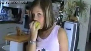 Emily18 eat apple with pink tong kawai