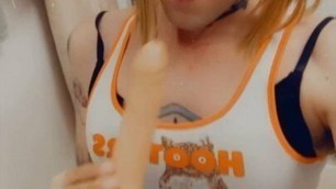 Hooters Babe loves to suck