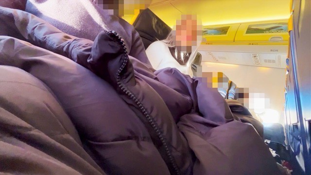 Dick Flash! the Passenger Girl in the Seat next to me gives me a Handjob on the Plane